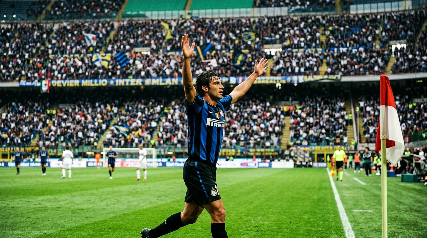 Delantero de fútbol italiano celebrando gol en partido de Serie A